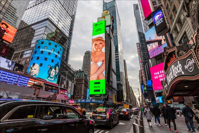 Ajda Pekkan New York Times Square'de Dev Reklam Panolarını Süsledi