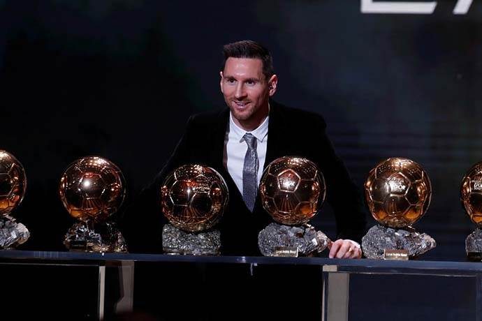 Lionel Messi, Ballon d'Or ödülünü kazanarak 'Yılın Futbolcusu' oldu