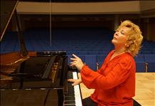 Yeni Yılın İlk Notaları Gülsin Onay'dan